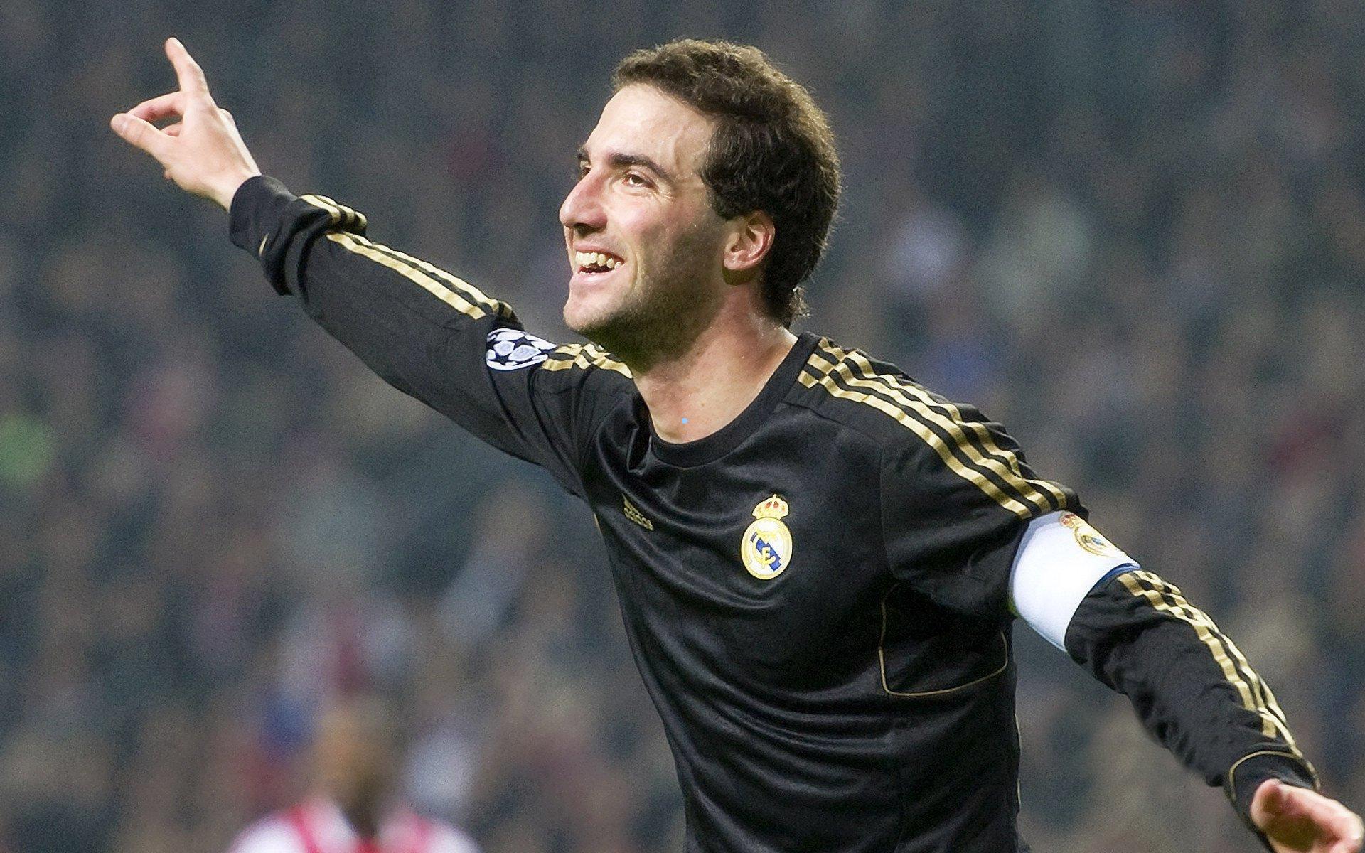 周琦家庭幸福瞬间，年长妻子风采依旧，儿子篮球梦启航，29岁亿万身家引关注