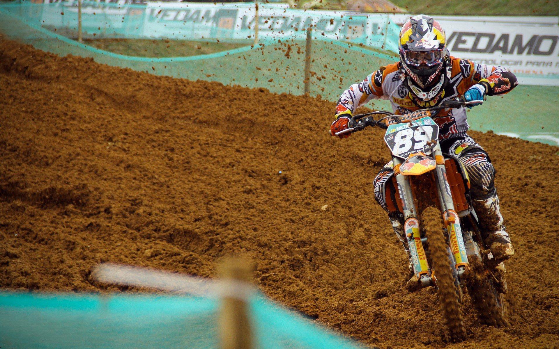 特雷-约翰逊全能表现点燃赛场，球队主场力克强劲对手